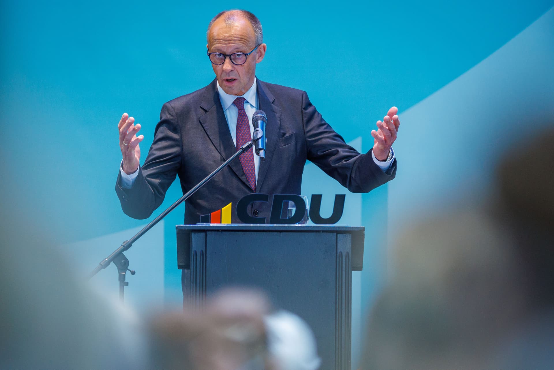 Merz bringt Merkels fatale Migrations-Parole: „Wir schaffen das!“