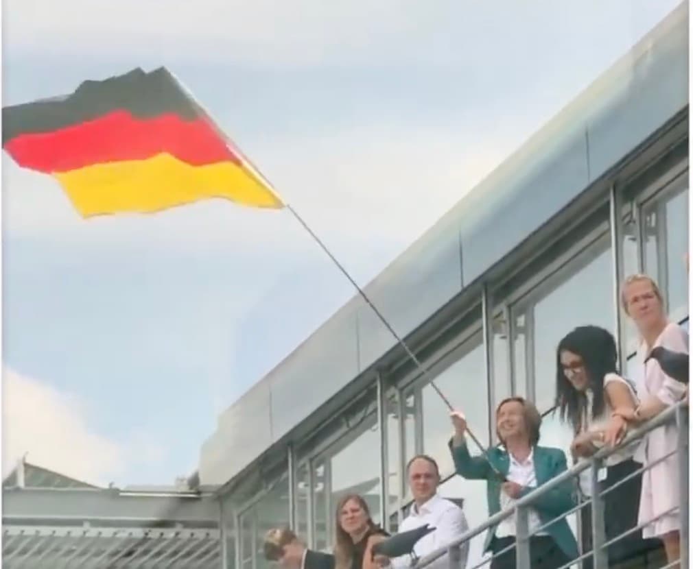 AfD schwenkt Deutschlandfahne vom Bundestags-Balkon – Polizei schreitet ein