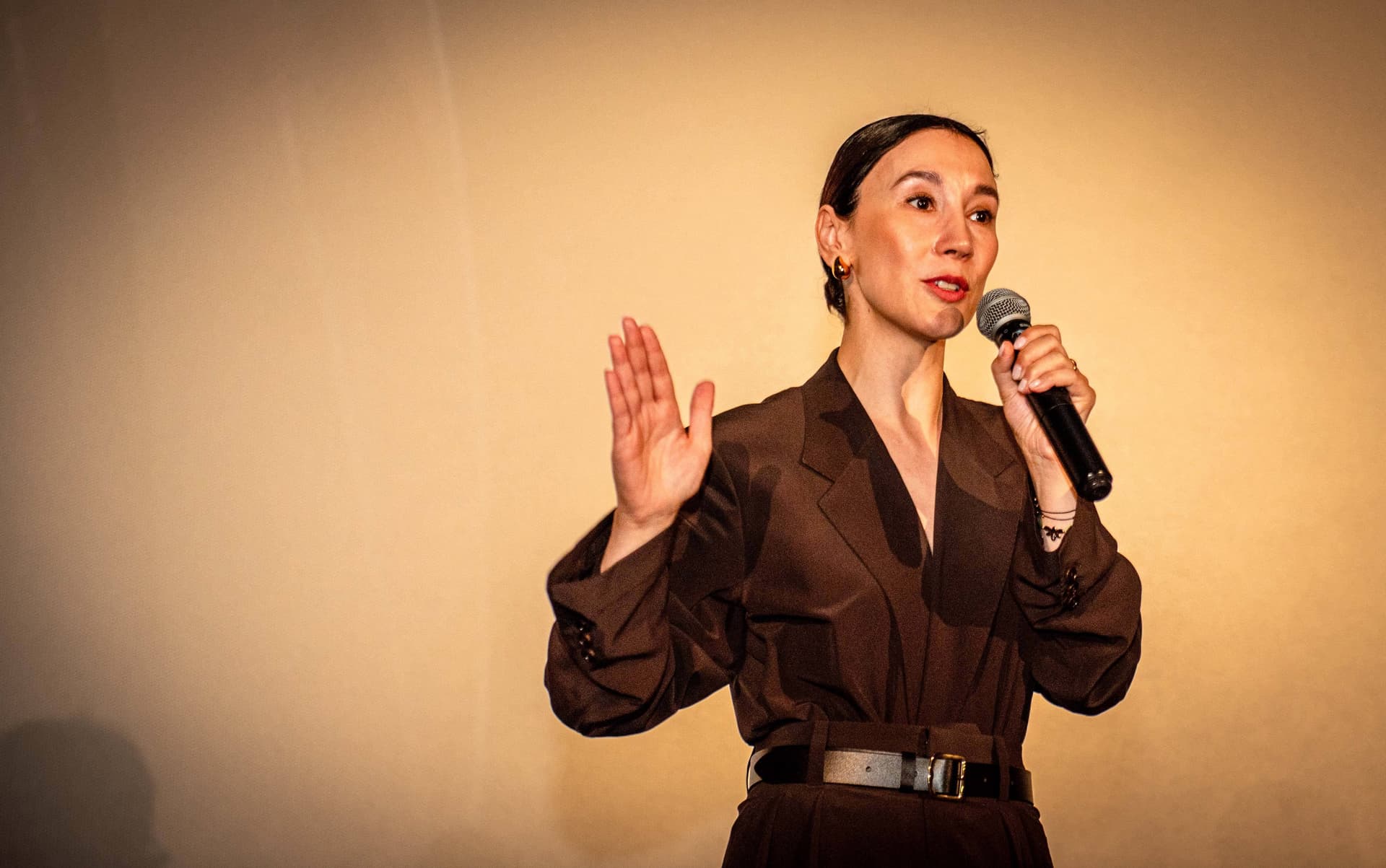 Sibel Kekilli über Gewalt in ihrer türkischen Familie: „Dort ist meine Großcousine im Kreis verprügelt worden, weil sie einen Freund hatte”
