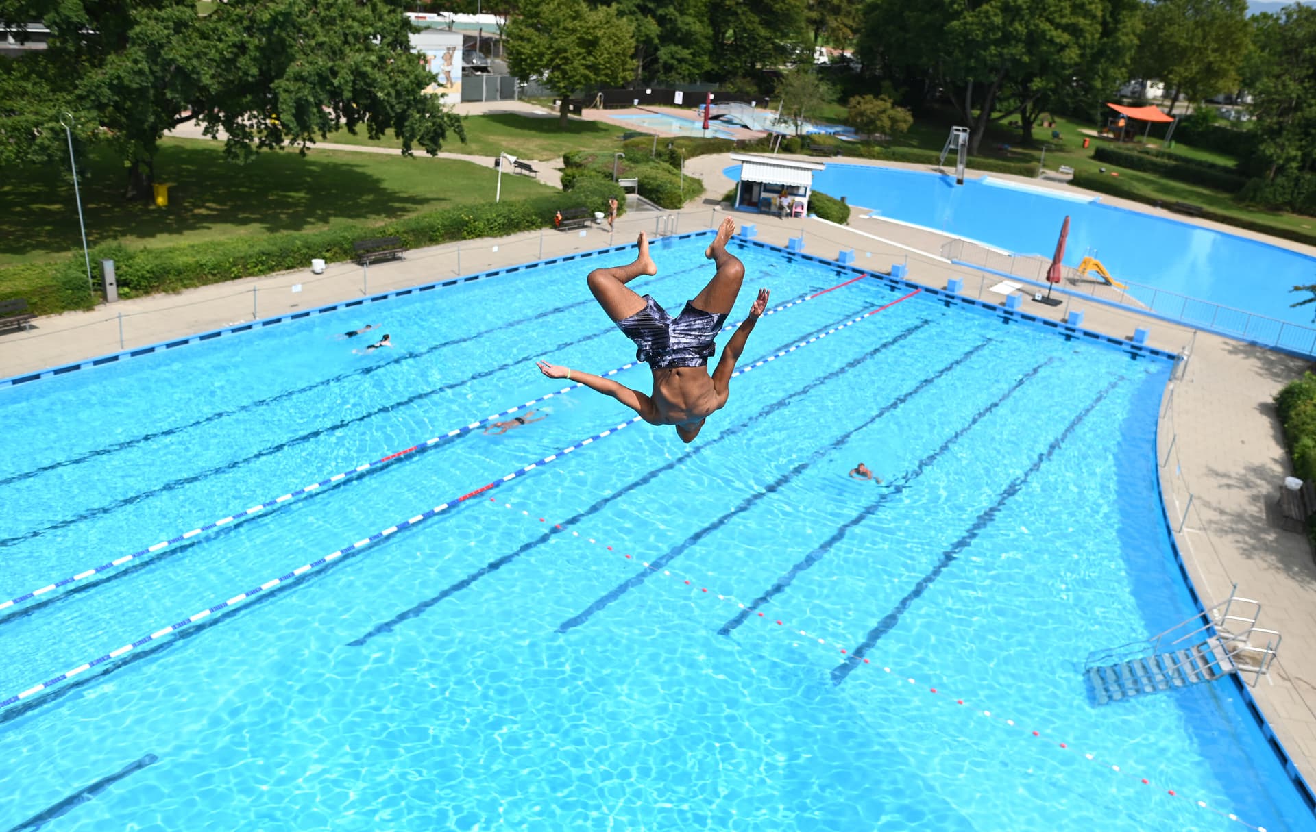 Randaliert, gepöbelt, abgehauen! Bis zu 60 Männer aus Frankreich stürmen deutsches Freibad