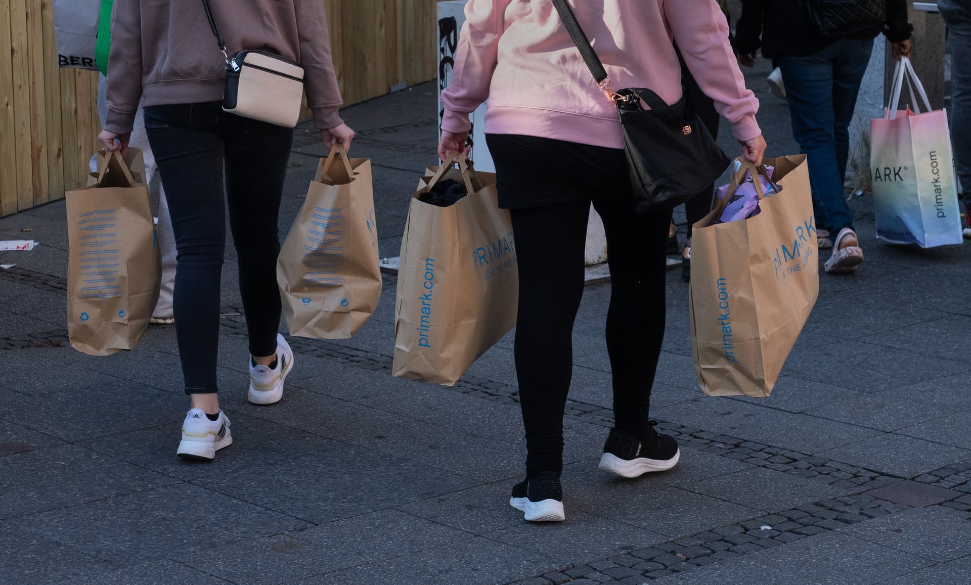 Deutsche sparen vor allem bei Kleidung und Restaurantbesuchen