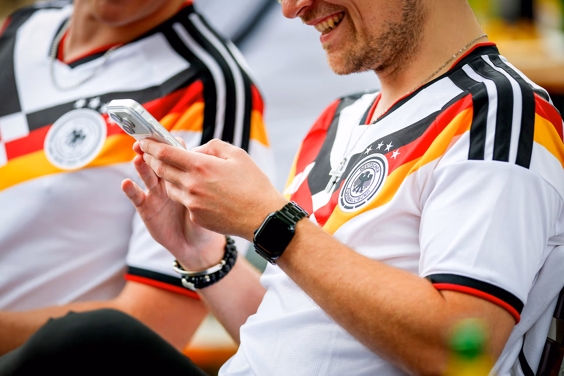 Sicherheitsdienst verweist Fans im Deutschland-Trikot vom Public Viewing