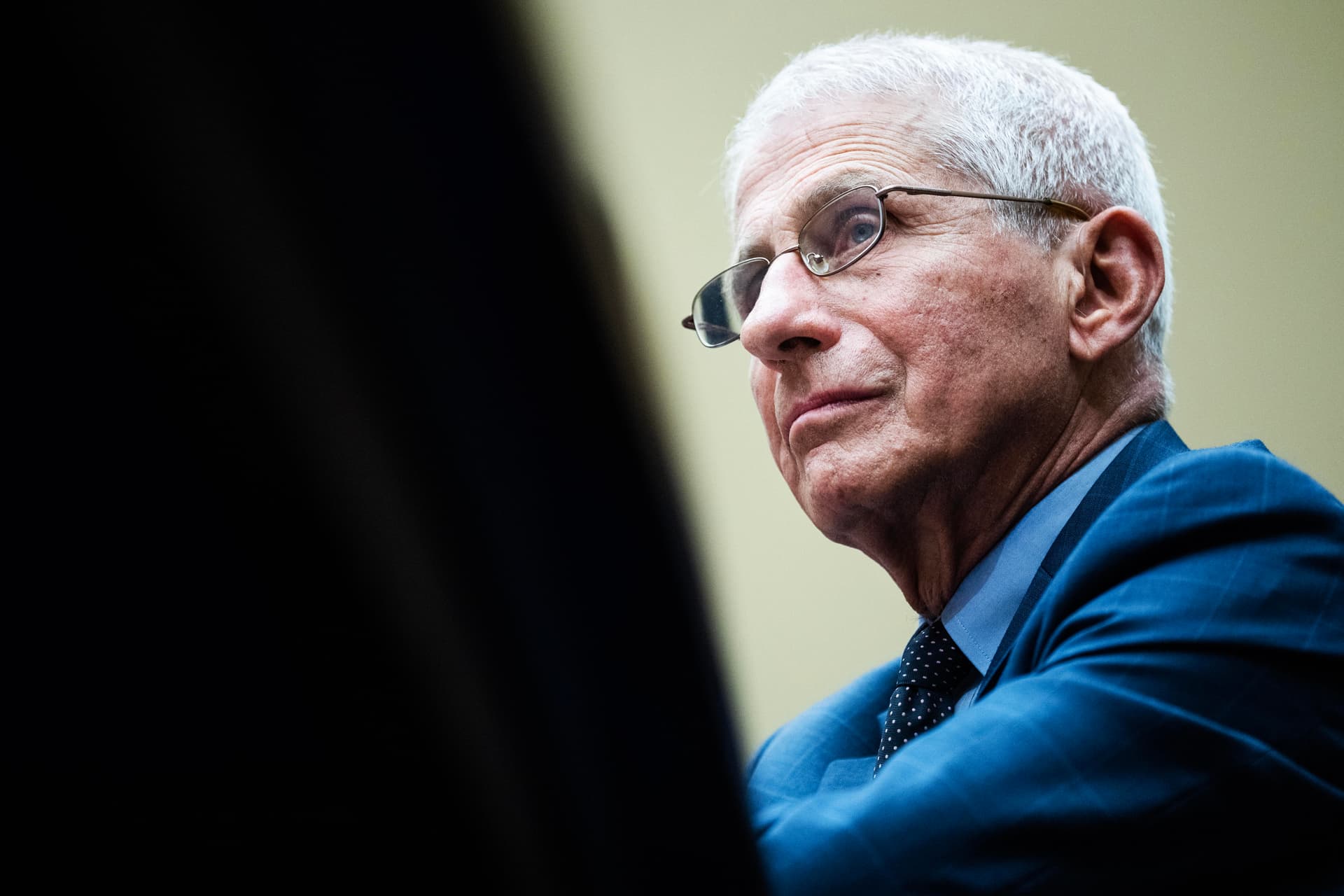 Früherer US-Chefvirologe Fauci soll Wuhan-Forschung finanziert haben, aus der Covid entstand