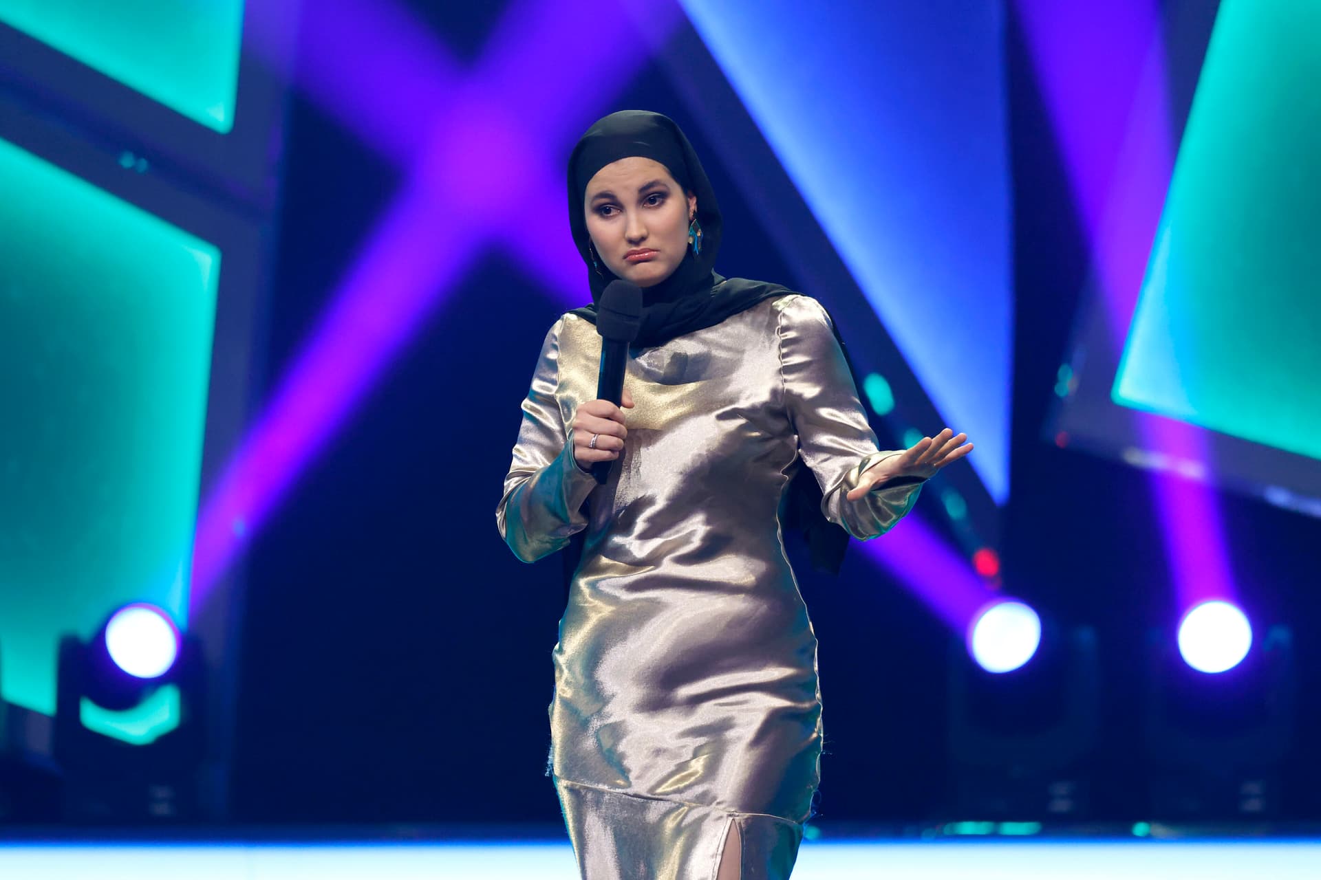 „Kopftuchmädchen” macht Comedy: Wie ernst meint Anissa Loucif ihre Späße?
