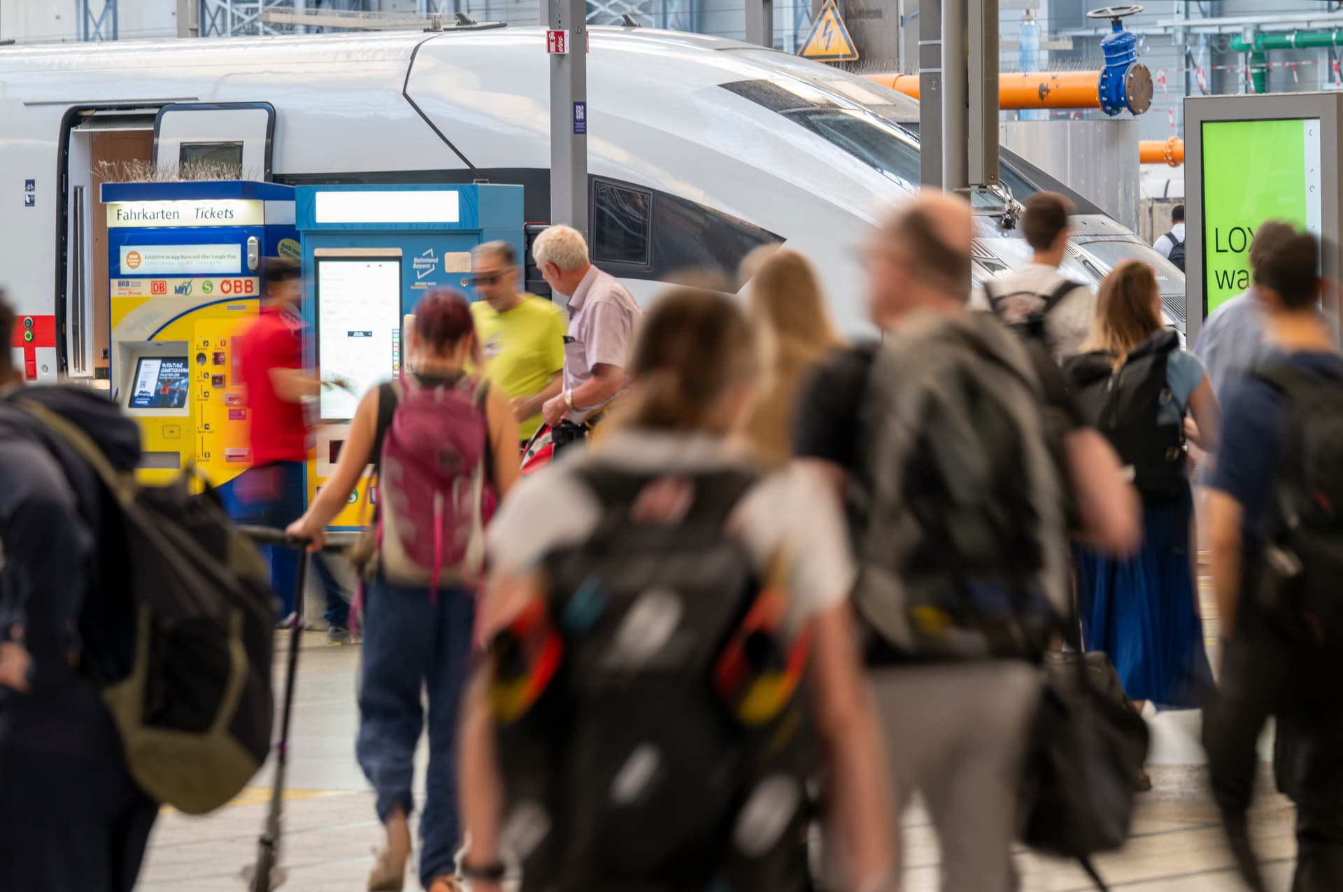 Alle Züge standen still! Mega-Störung bei der Bahn – Probleme bis zum Morgen