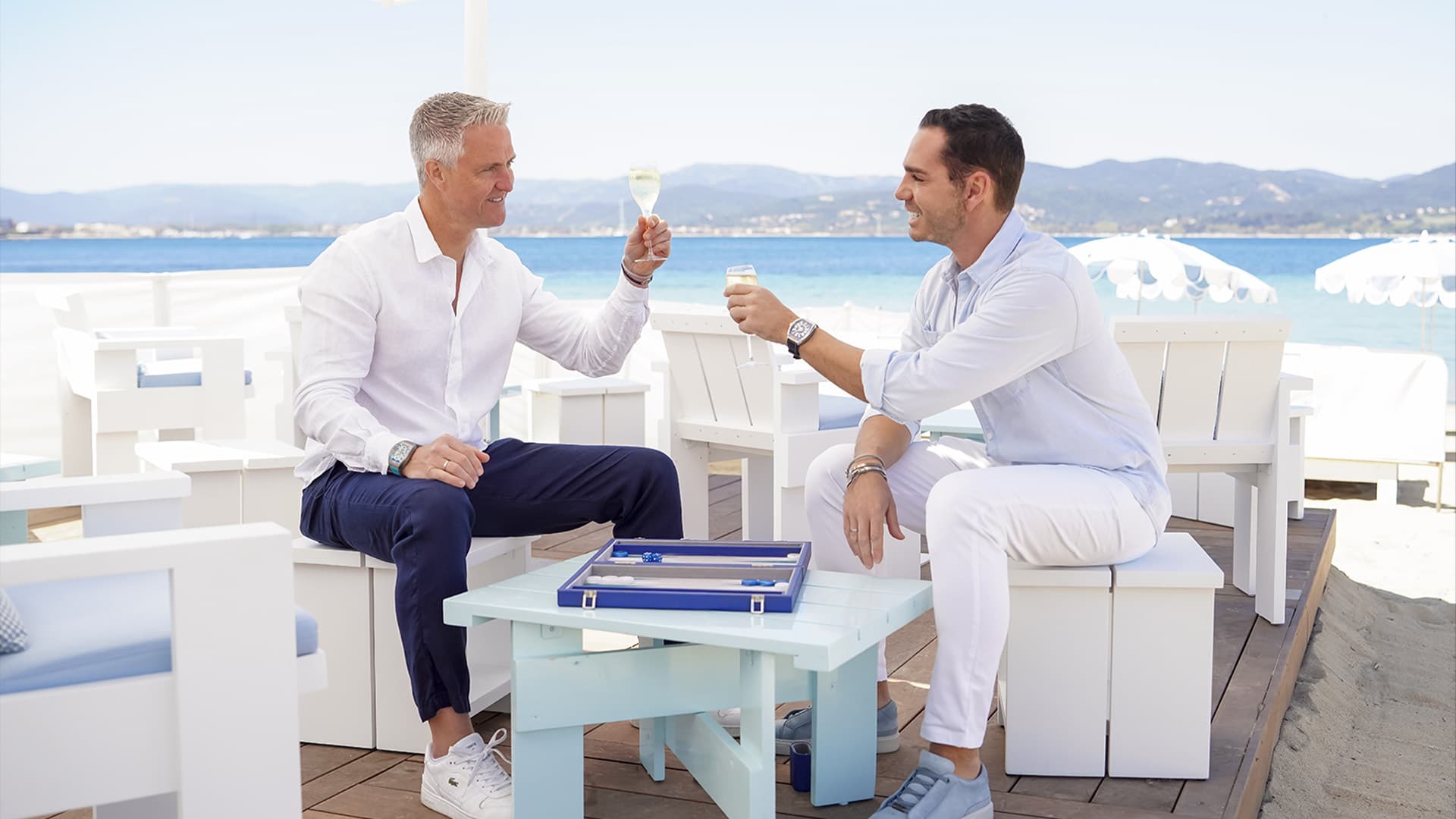 Ralf Schumacher und Étienne Bousquet-Cassagne im Interview: „Wir fragen die Leute, die unsere Dokumentation schauen, nicht, was sie wählen. Das ist Demokratie”