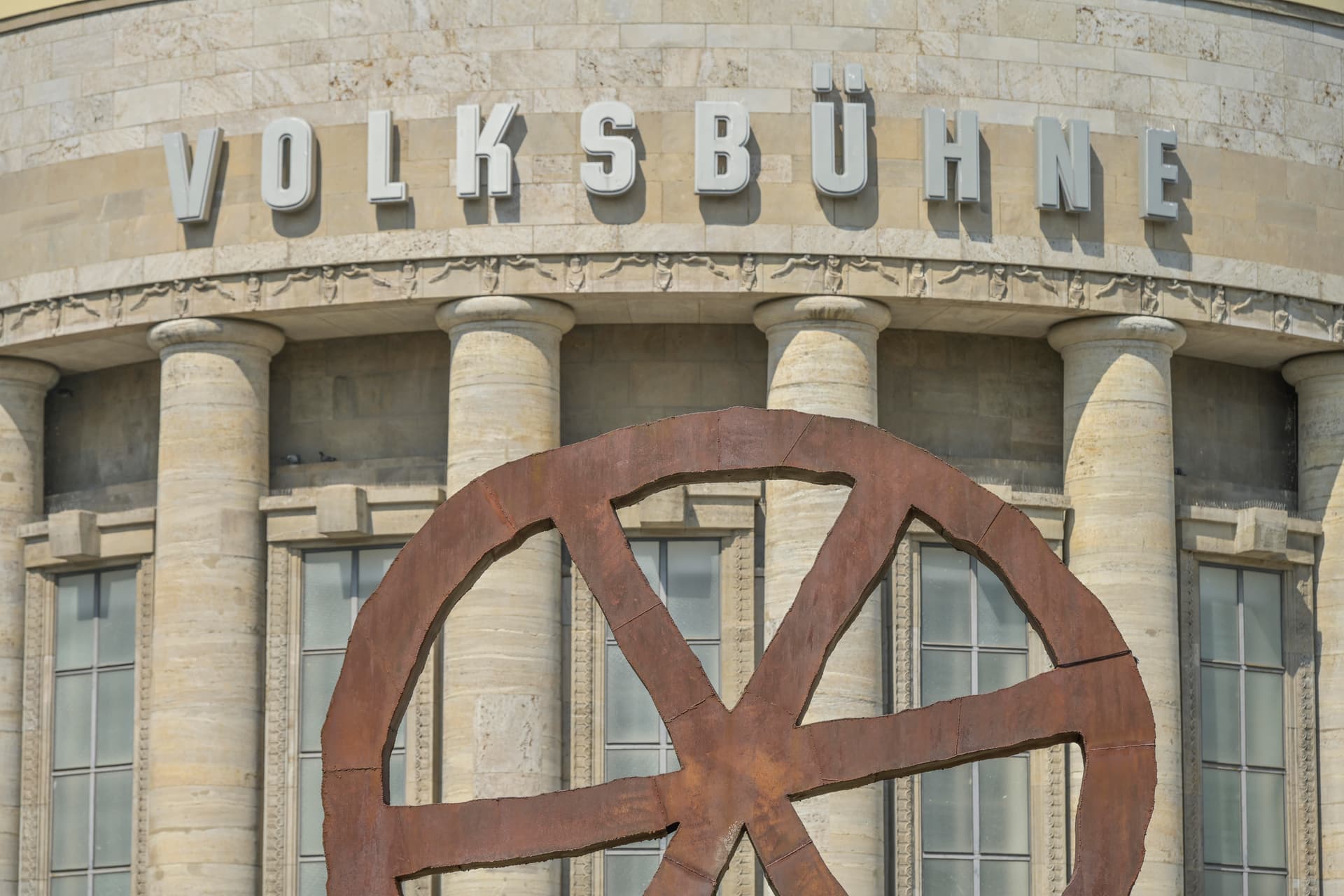 „Ohne Ausweispflicht“: Linke Volksbühne möchte Gratis-Freibad eröffnen