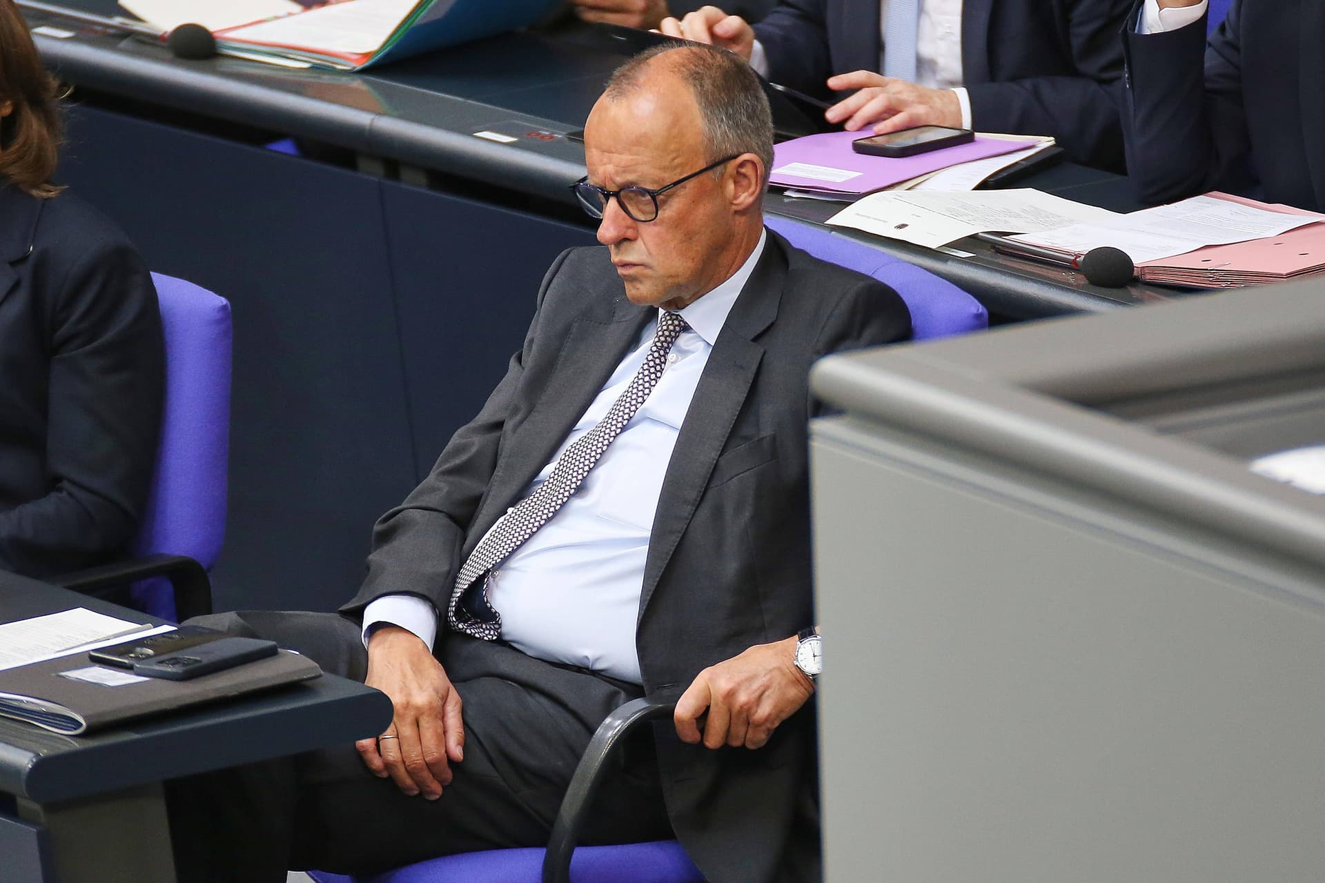 Neuer Koalitionsstreit um EU-Gehaltsrichtlinie! Unionsfraktion fordert: Kanzler Friedrich Merz soll neue Bürokratie-Offensive stoppen